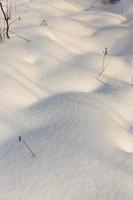 grandi cumuli di neve dopo nevicate e bufere di neve, l'inverno foto