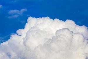 bel cielo blu con nuvole durante il giorno foto