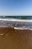 bel tempo soleggiato sulla costa del Mar Baltico foto