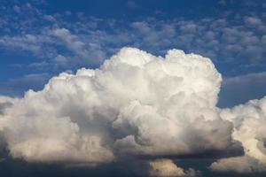 bel cielo blu con nuvole durante il giorno foto