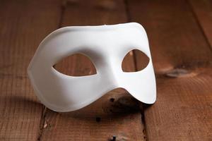 maschera veneziana bianca sul tavolo foto