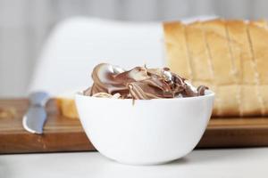 delizioso burro al cioccolato e pane bianco foto