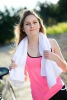 giovane donna allegra in buona salute di sport di forma fisica che esegue campagna all'aperto