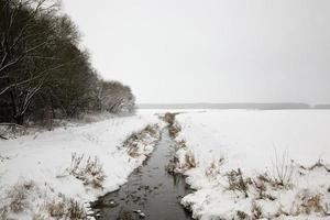 fiume innevato foto