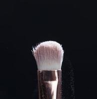 pennello cosmetico professionale con prodotto cosmetico foto