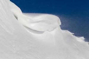 cumuli di neve profonda dopo l'ultima nevicata foto