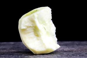 mela bianca matura morsicata foto