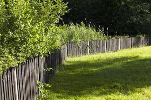 dettaglio della vecchia staccionata in legno foto