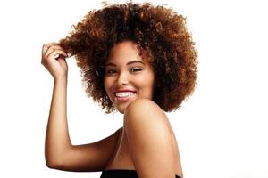donna con trucco naturale, capelli afro sta ridendo foto