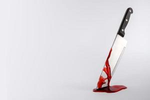 coltello da cucina macchiato di sangue con spazio di copia