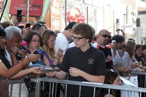 los angeles, 19 settembre - angus t jones al jon cryer hollywood walk of fame cerimonia della stella all'hollywood walk of fame il 19 settembre 2011 a los angeles, ca foto