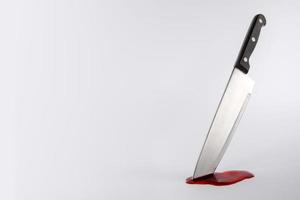 coltello da cucina in piscina di sangue con spazio di copia