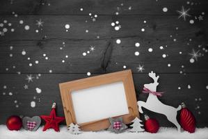 cartolina di Natale grigia con decorazioni rosse, copia spazio, snowfalkes