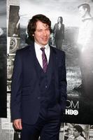 Los angeles, 10 luglio - john gallagher jr arriva alla serie hbo la prima stagione della redazione 2 al teatro paramount il 10 luglio 2013 a los angeles, ca foto