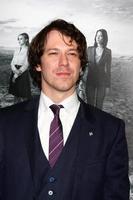 Los angeles, 10 luglio - john gallagher jr arriva alla serie hbo la prima stagione della redazione 2 al teatro paramount il 10 luglio 2013 a los angeles, ca foto