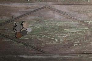 vista dall'alto monete sulla vecchia scrivania di legno con spazio di copia