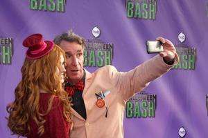 los angeles, 20 ottobre - katherine mcnamara, bill nye presso la rete hub prima festa annuale di halloween al barker hangar il 20 ottobre 2013 a santa monica, ca foto