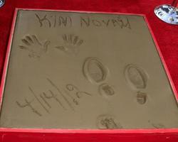 los angeles, 4 aprile - kim novak alla cerimonia dell'impronta della mano e del piede di kim novak al teatro cinese di Grauman il 4 aprile 2012 a los angeles, ca12 foto