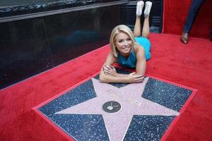 los angeles, 12 ottobre - kelly ripa alla cerimonia di kelly ripa hollywood walk of fame all'hollywood walk of fame il 12 ottobre 2015 a los angeles, ca foto