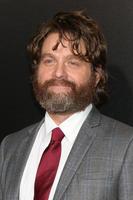 los angeles, 8 ottobre - zach galifianakis al passo con l'evento del tappeto rosso joneses al ventesimo secolo volpe l'8 ottobre 2016 a los angeles, ca foto