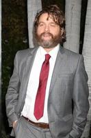 los angeles, 8 ottobre - zach galifianakis al passo con l'evento del tappeto rosso joneses al ventesimo secolo volpe l'8 ottobre 2016 a los angeles, ca foto