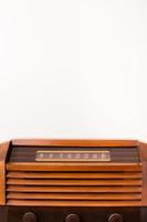 radio vintage, isolata on white, con spazio di copia foto