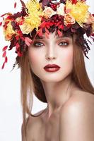 bella ragazza dai capelli rossi con brillante corona autunnale di foglie
