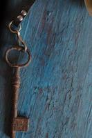 vecchia chiave sul vecchio tavolo di legno