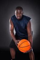 giovane africano con il basket foto