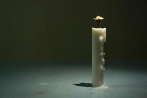 concetto creativo di candela con uno spazio di copia.