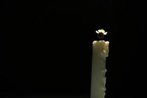 concetto creativo di candela con uno spazio di copia. foto