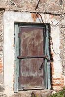 vecchia porta in ferro dell'edificio foto