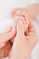 massaggio ai piedi del bambino