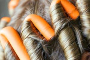 bigodini tra i capelli foto