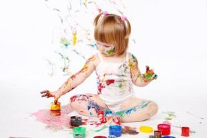 bambina assillata con colori vivaci foto