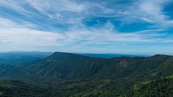 paesaggio montagne verdi e bellissime nuvole di cielo sotto il cielo blu. foresta tropicale della tailandia foto