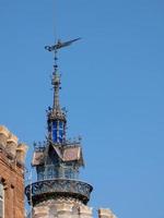 edificio modernista nel quartiere nato della città di barcellona. foto