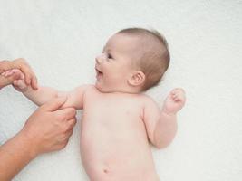massaggio medico piccolo bambino caucasico foto