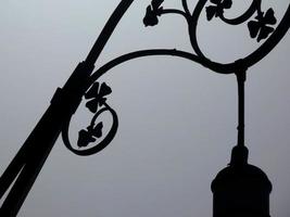 dettagli retroilluminati di un lampadario modernista nella città di Barcellona foto