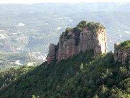 viste dalla montagna di montserrat a nord della città di barcellona foto