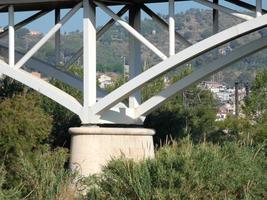 ponte su un fiume per il passaggio di autoveicoli foto