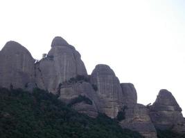 profilo delle montagne di montserrat nella provincia di barcellona, catalogna, spagna. foto