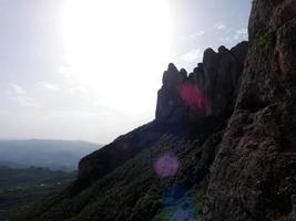 viste dalle montagne di montserrat a nord della città di barcellona. foto