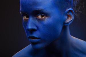 foto d'arte di una bella donna con la faccia blu scuro