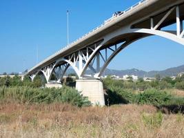 ponte su un fiume per il passaggio di autoveicoli foto