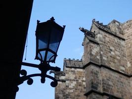 classico lampione nel quartiere gotico della città di barcellona. foto