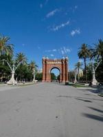 arco trionfale a barcellona, edificio moderno in mattoni rossi foto