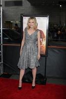 los angeles, 15 giugno - michelle pfeiffer arriva alla prima di persone come noi laff al cinema regale a la live il 15 giugno 2012 a los angeles, ca foto