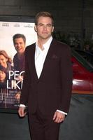 los angeles, 15 giugno - chris pine arriva alla prima di persone come noi laff al cinema regale a la live il 15 giugno 2012 a los angeles, ca foto