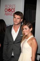 los angeles, 11 gennaio - liam hemsworth, miley cyrus arriva al people s choice awards 2012 al nokia theater at la live l'11 gennaio 2012 a los angeles, ca foto